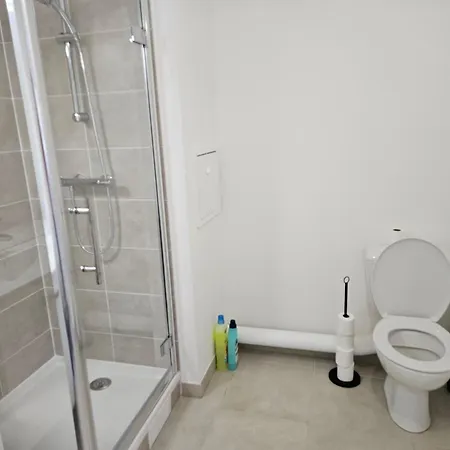 Proche De La Defense Et L'arena